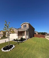 1000 King St in Aubrey, TX - Building Photo