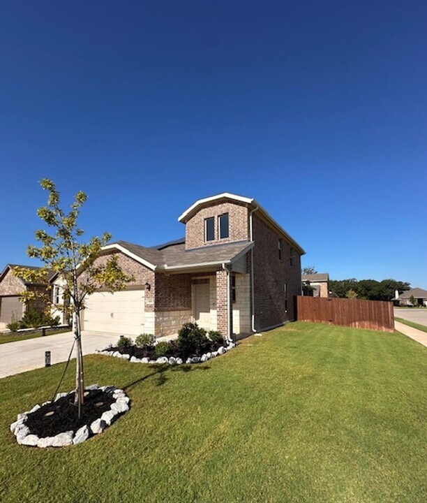 1000 King St in Aubrey, TX - Building Photo