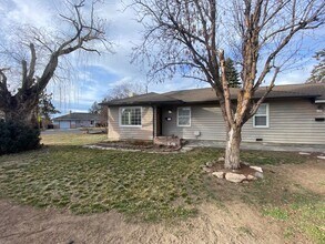 1123-1123 NW Elm Ave in Redmond, OR - Foto de edificio - Building Photo