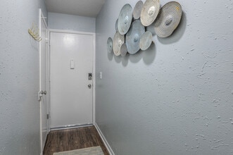 8327 Lowell Ave in Overland Park, KS - Foto de edificio - Building Photo