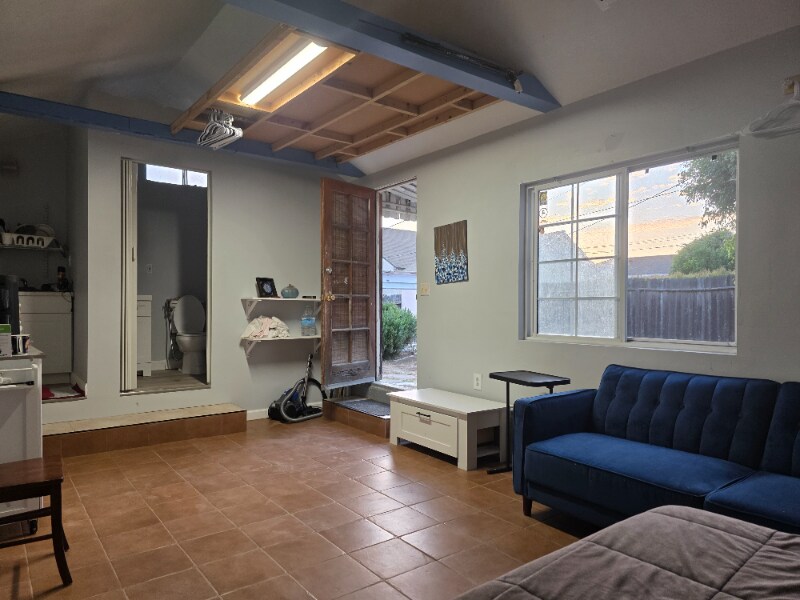 1748 Wellesley Ave in Los Angeles, CA - Building Photo