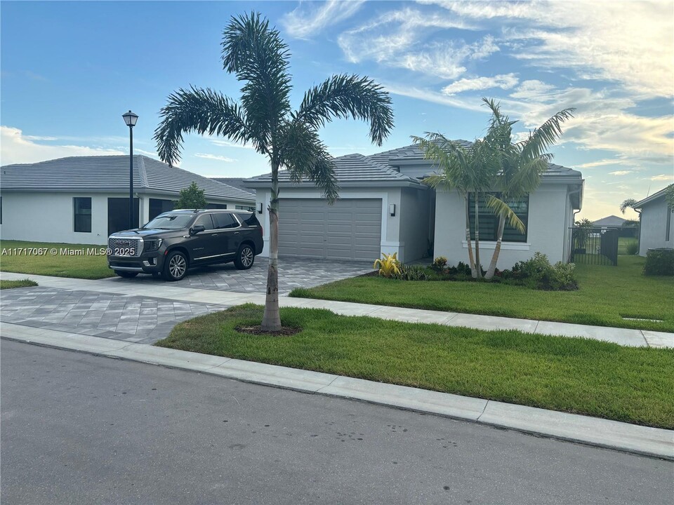 12712 SW Blue Mangrove Pkwy in Port St. Lucie, FL - Building Photo