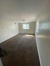 285 E 200th St, Unit 2 in Cleveland, OH - Foto de edificio - Building Photo