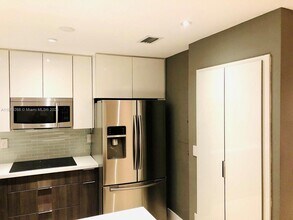 10704 NW 88th Ave in Hialeah Gardens, FL - Building Photo - Building Photo