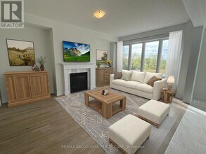 1043 Thompson Dr in Oshawa, ON - Building Photo - Building Photo