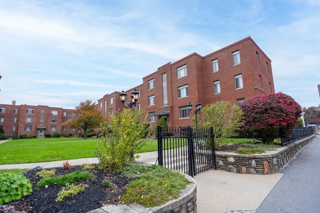 20 N Ashland St in Worcester, MA - Building Photo