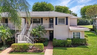 37 Stratford Ln W in Boynton Beach, FL - Building Photo
