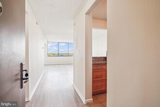 10101 Grosvenor Pl in Rockville, MD - Building Photo - Building Photo