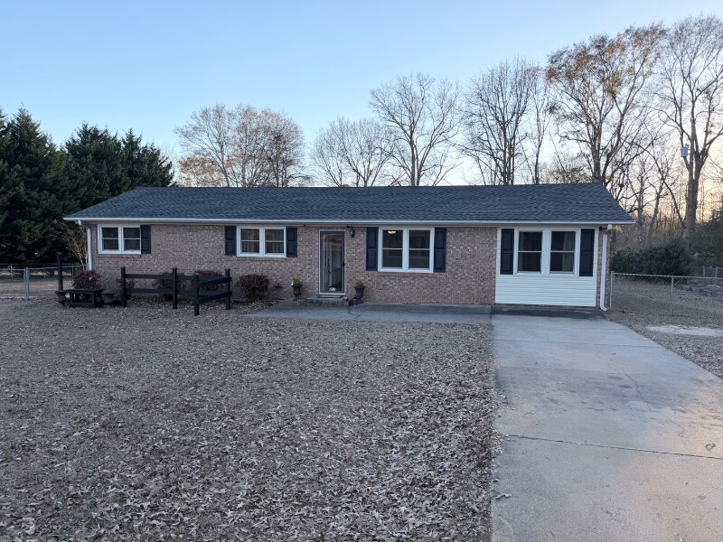 217 Ridgecrest Dr in Williamston, SC - Building Photo