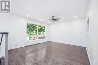 15 Banner Rd in Ottawa, ON - Building Photo - Building Photo