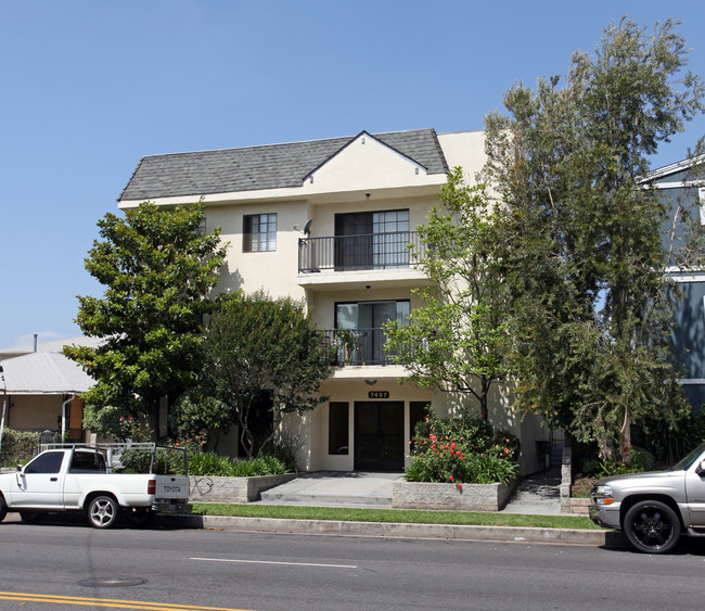 7437 Haskell Ave in Van Nuys, CA - Building Photo - Building Photo