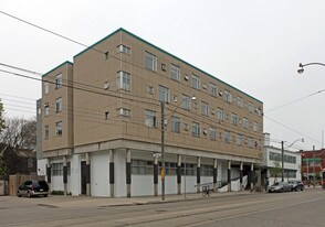 835 Queen St E in Toronto, ON - Building Photo