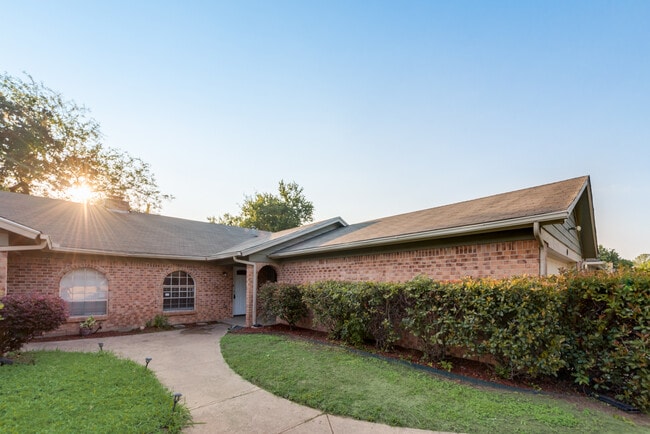 532 Billie Ruth Ln in Hurst, TX - Foto de edificio - Building Photo