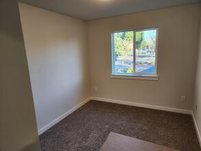 4099 Brooks Ave NE in Salem, OR - Building Photo - Building Photo