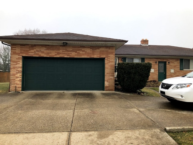 13589 Whitney Rd in Strongsville, OH - Building Photo - Building Photo