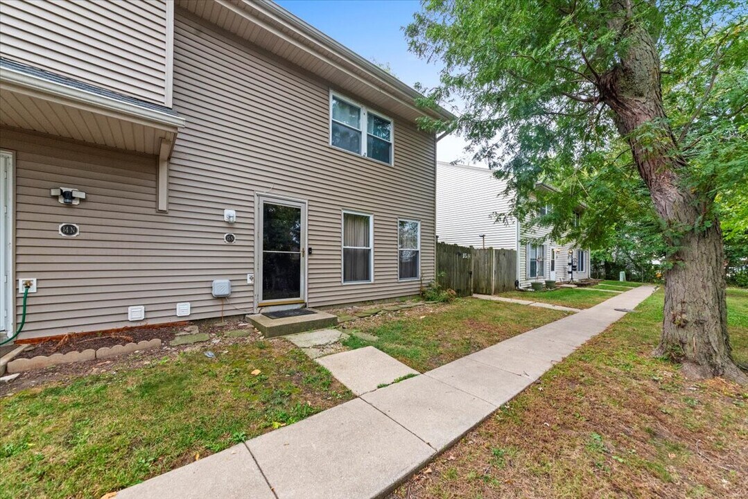 15 N Fernwood Dr in Bolingbrook, IL - Building Photo