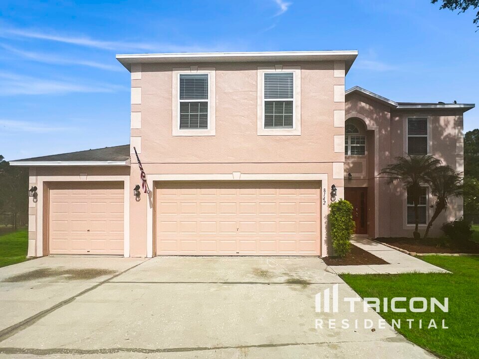 8142 Settlers Creek Cir in Lakeland, FL - Foto de edificio