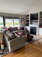 1545 NE Regatta Way in Lincoln City, OR - Building Photo - Building Photo