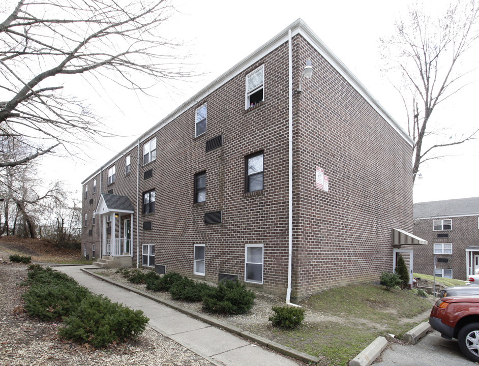 Crest Manor Apartments in New Castle, DE - Building Photo