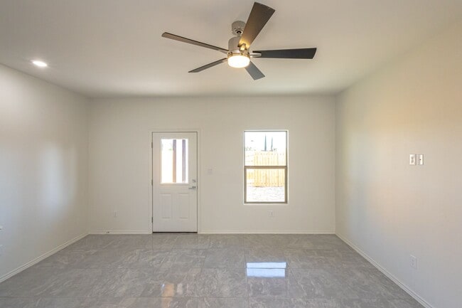 5902 US-59 in Laredo, TX - Foto de edificio - Building Photo