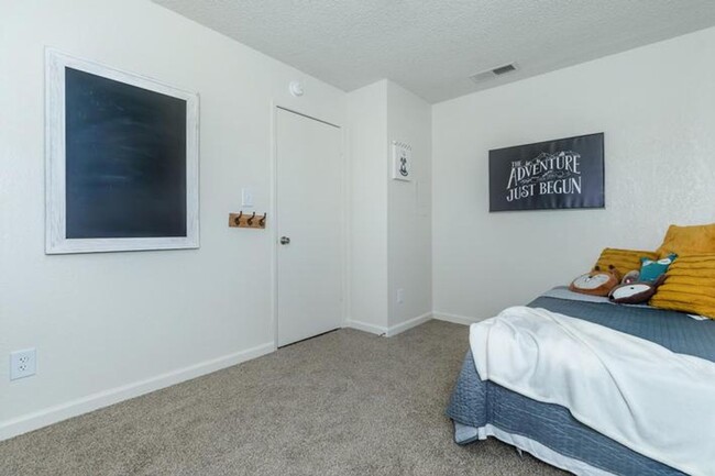 1700 Sunnyside Ave in Clovis, CA - Building Photo - Building Photo