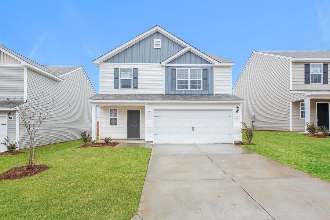 2237 Southlea Dr in Inman, SC - Building Photo