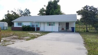 434 Buena Vista Blvd in Ft. Myers, FL - Building Photo