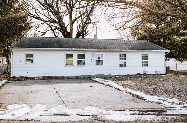 1218 Lorraine St in Danville, IL - Building Photo - Building Photo