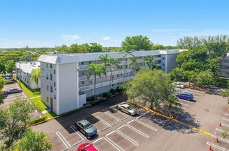 17255 SW 95th Ave in Palmetto Bay, FL - Foto de edificio - Building Photo