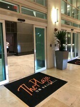 951 Brickell Ave, Unit 801 in Miami, FL - Foto de edificio - Building Photo