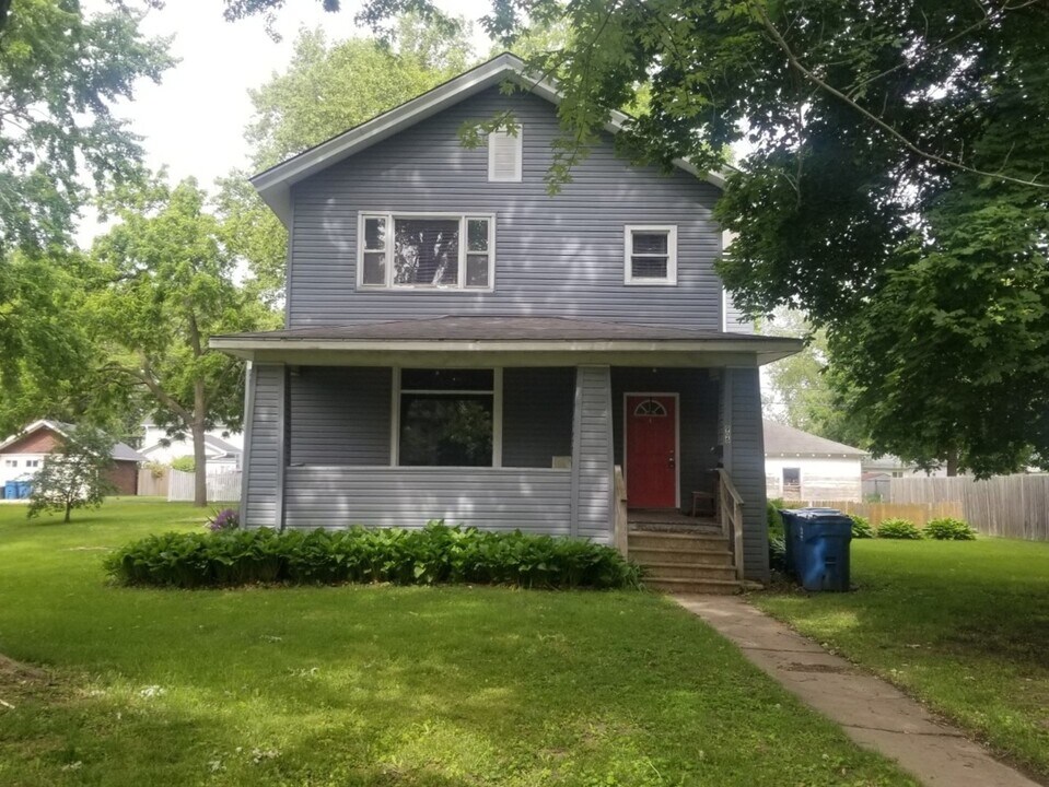 906 4th Ave in Mendota, IL - Building Photo