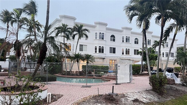 391 4th St S in Naples, FL - Building Photo - Building Photo