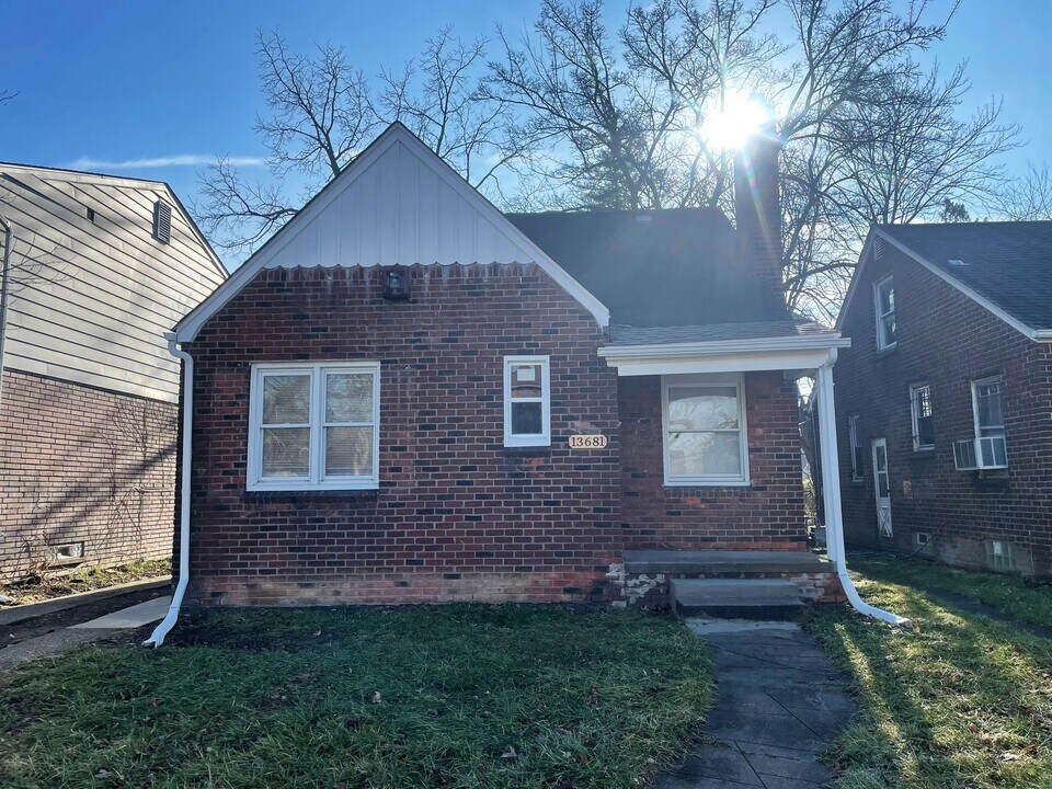 13681 Castleton St in Detroit, MI - Building Photo