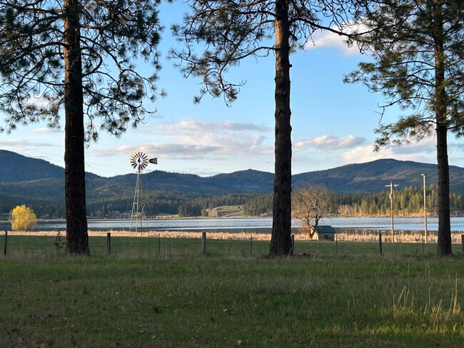 11198 N 1st St in Hauser, ID - Foto de edificio - Building Photo