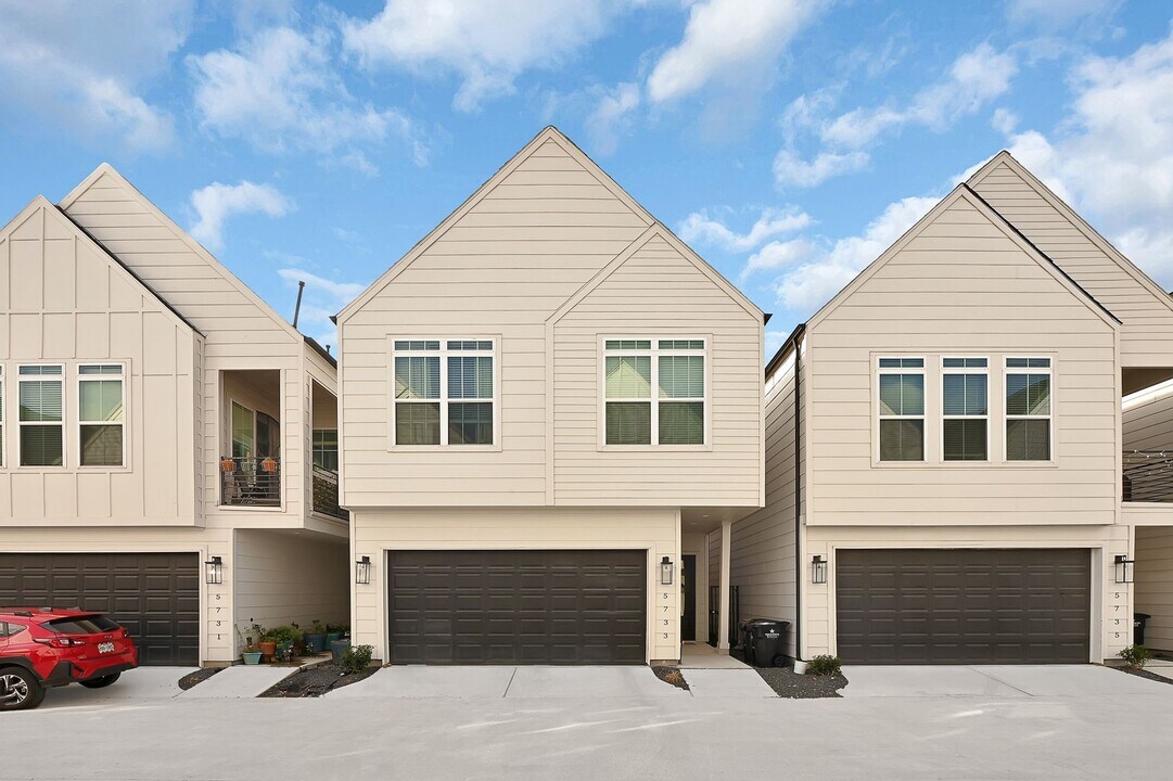 5733 White Magnolia St. in Houston, TX - Building Photo