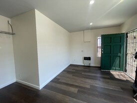 2033 E 4th St, Unit 2 in Long Beach, CA - Building Photo