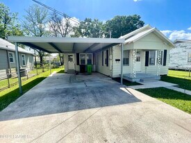 135 Oswald St in Breaux Bridge, LA - Building Photo