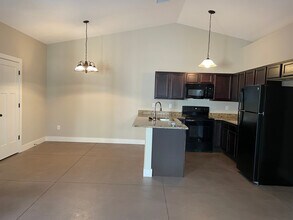 4833 N Hillside Ct in Wichita, KS - Foto de edificio - Building Photo