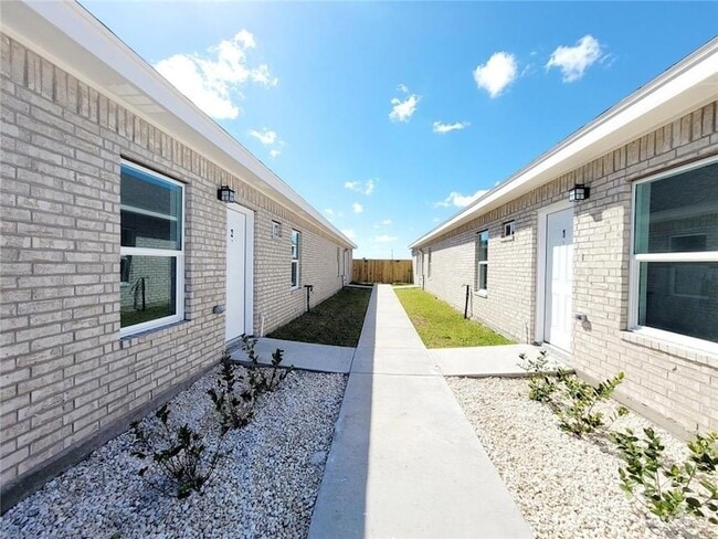 5805 Nightingale Ave, Unit 2 in McAllen, TX - Foto de edificio - Building Photo