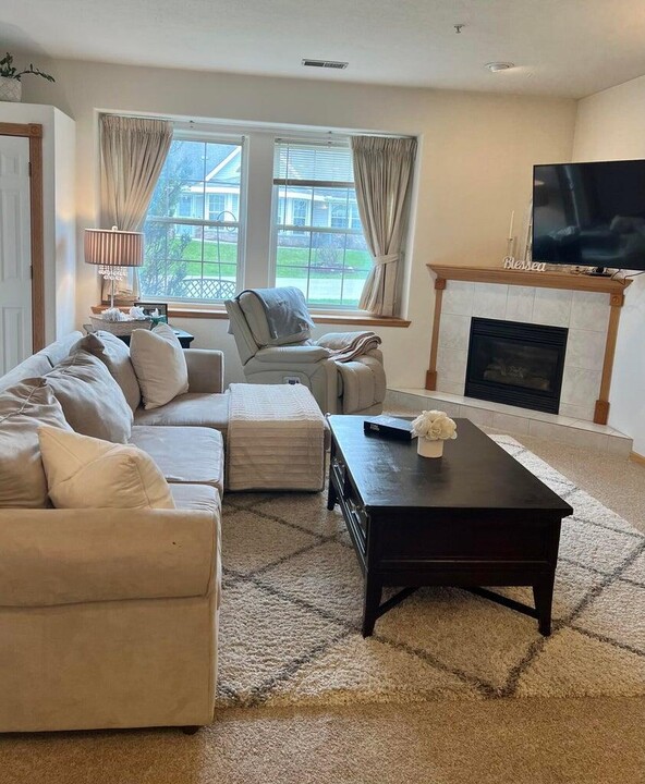 310 Jennifer Ln in Brookfield, WI - Building Photo