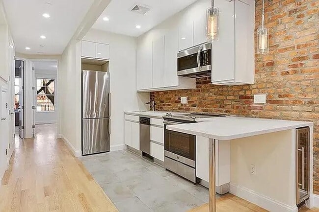 341 W 48th St in New York, NY - Building Photo - Building Photo