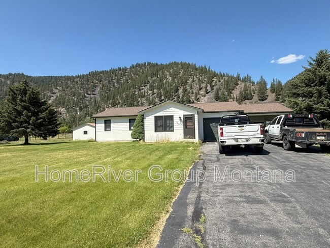 18530 E Mullan Rd in Clinton, MT - Foto de edificio - Building Photo