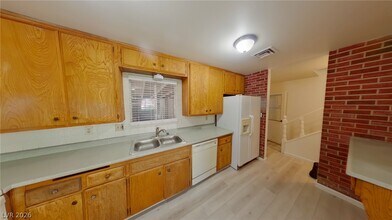 210 Greenbriar Townhouse Way in Las Vegas, NV - Building Photo - Building Photo