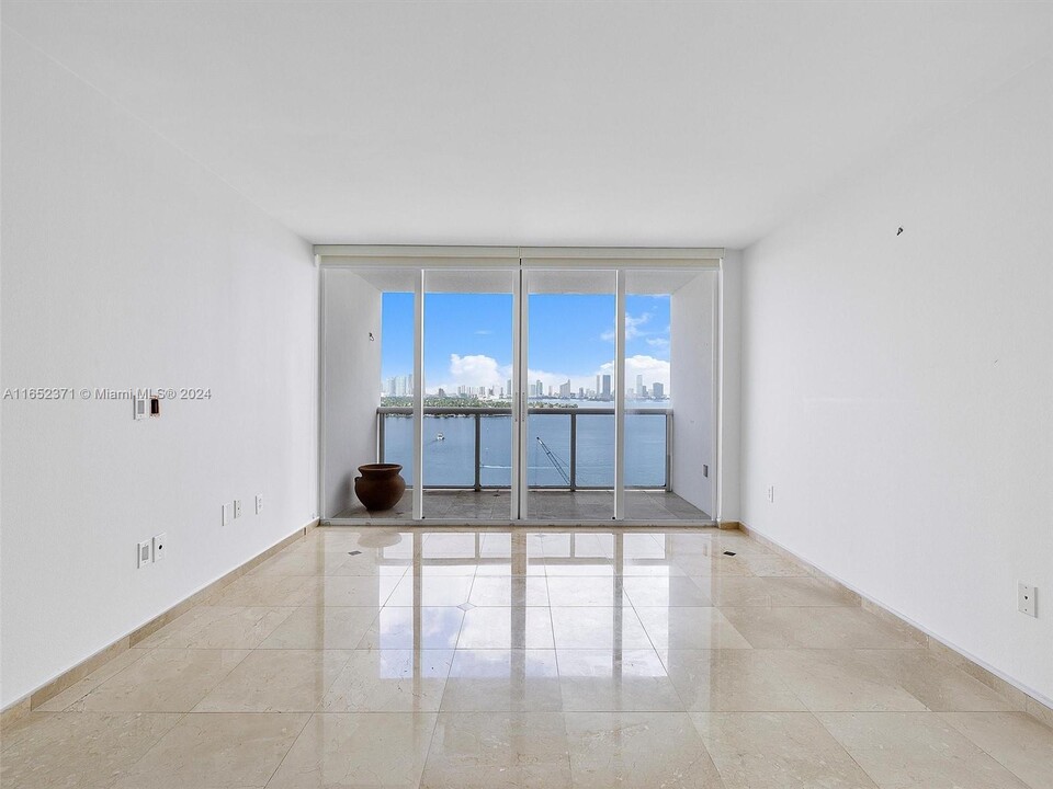 1610 W 21st St, Unit 1710 in Miami Beach, FL - Building Photo