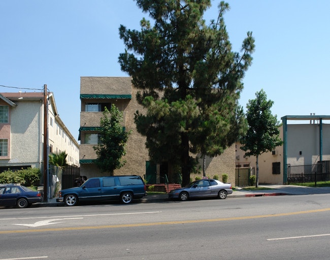 Saticoy Apartments in Canoga Park, CA - Building Photo - Building Photo