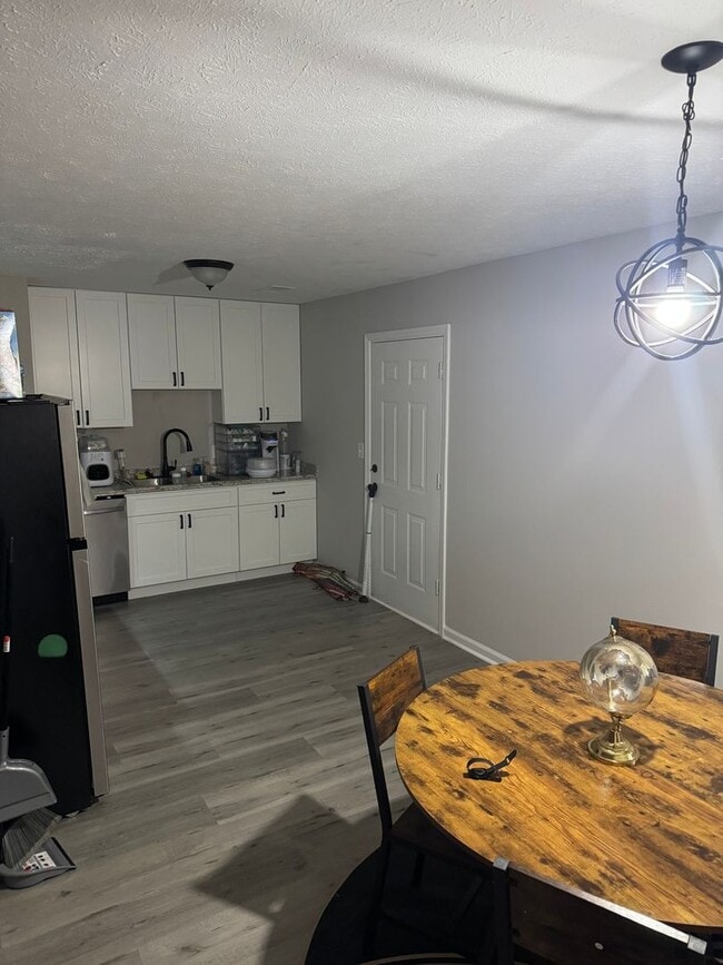 95 Grove Creek Dr in Locust Grove, GA - Foto de edificio - Building Photo