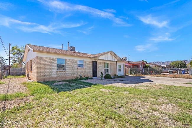 5516 Fairbanks Dr in El Paso, TX - Building Photo - Building Photo