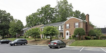 Colonial Towne Apartments in Williamsburg, VA - Building Photo - Building Photo
