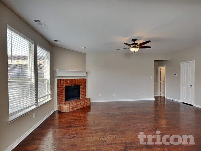 10401 Turning Leaf Trail in Fort Worth, TX - Foto de edificio - Building Photo