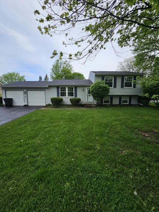 8432 Falcon Dr in Liverpool, NY - Building Photo